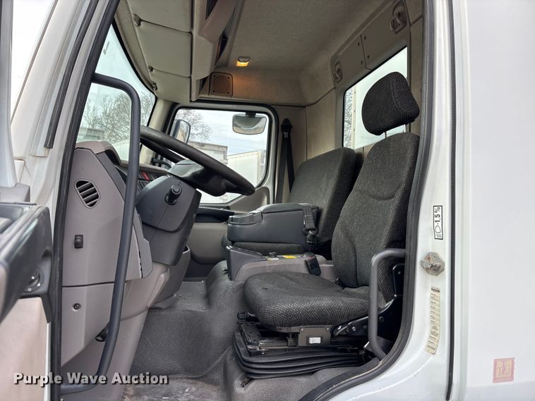 image for item EA4446 2015 Peterbilt 220 box truck