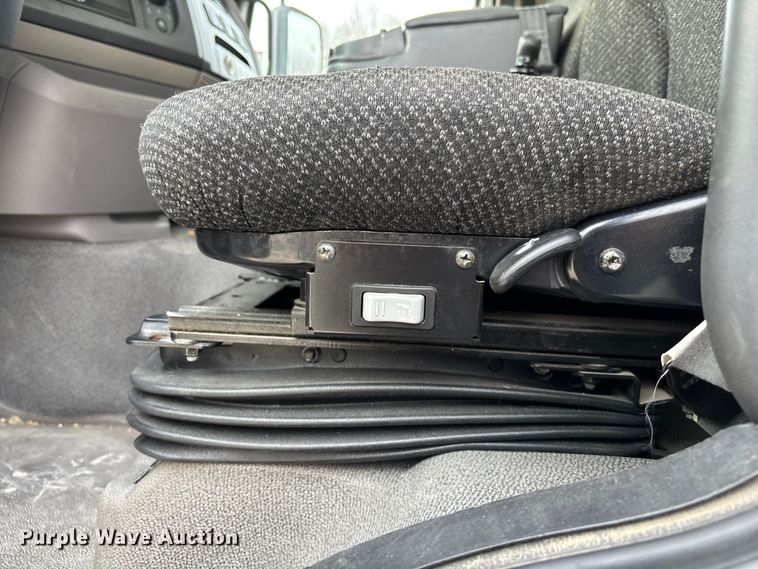 image for item EA4446 2015 Peterbilt 220 box truck