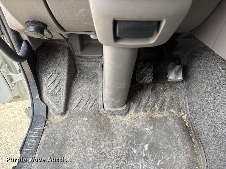 image for item EA4446 2015 Peterbilt 220 box truck