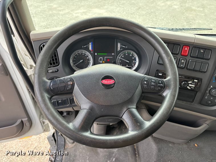 image for item EA4446 2015 Peterbilt 220 box truck