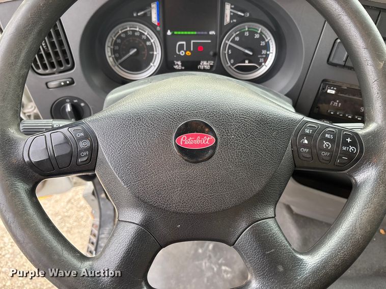 image for item EA4446 2015 Peterbilt 220 box truck