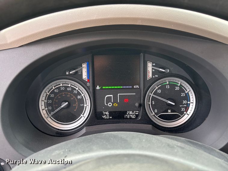 image for item EA4446 2015 Peterbilt 220 box truck