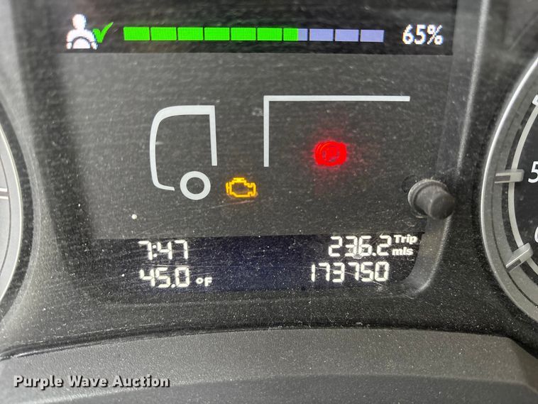 image for item EA4446 2015 Peterbilt 220 box truck