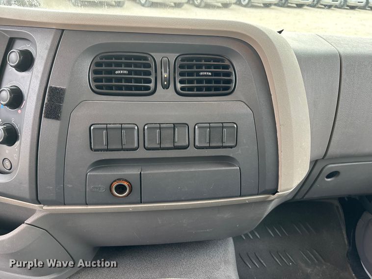 image for item EA4446 2015 Peterbilt 220 box truck