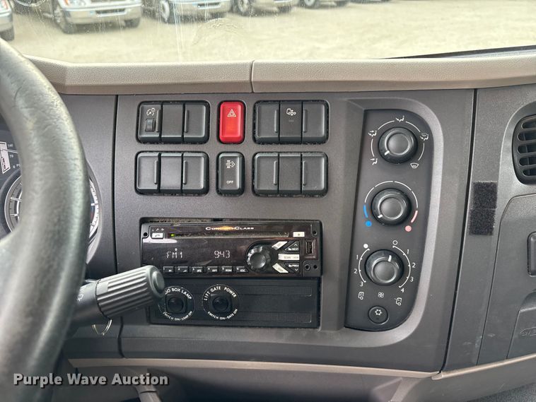 image for item EA4446 2015 Peterbilt 220 box truck