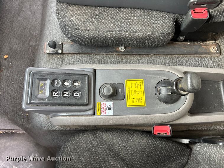 image for item EA4446 2015 Peterbilt 220 box truck