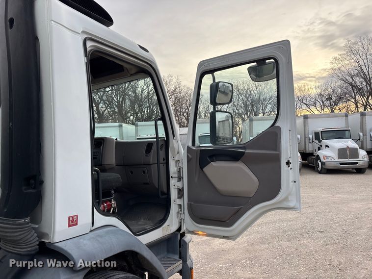 image for item EA4446 2015 Peterbilt 220 box truck