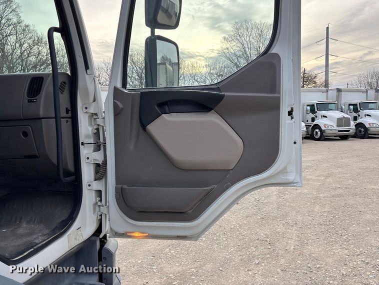 image for item EA4446 2015 Peterbilt 220 box truck