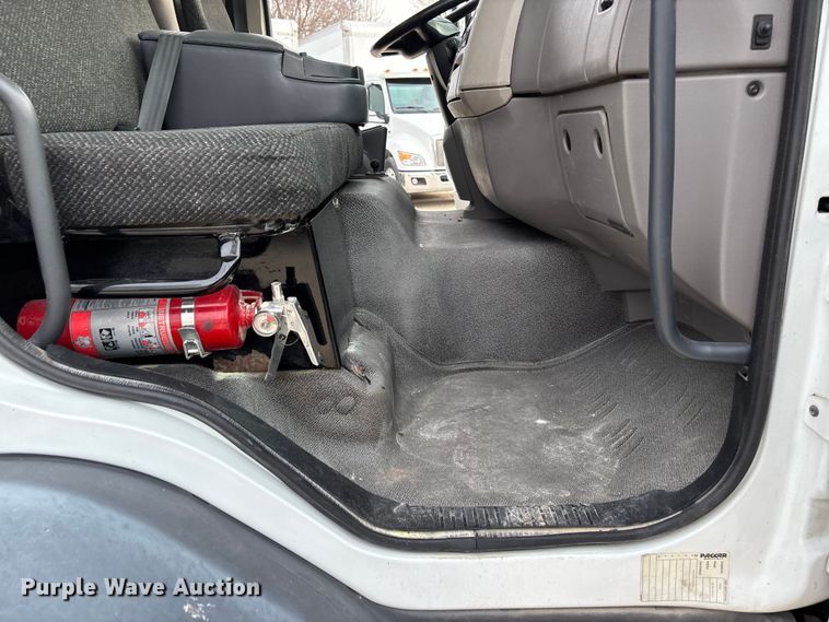 image for item EA4446 2015 Peterbilt 220 box truck