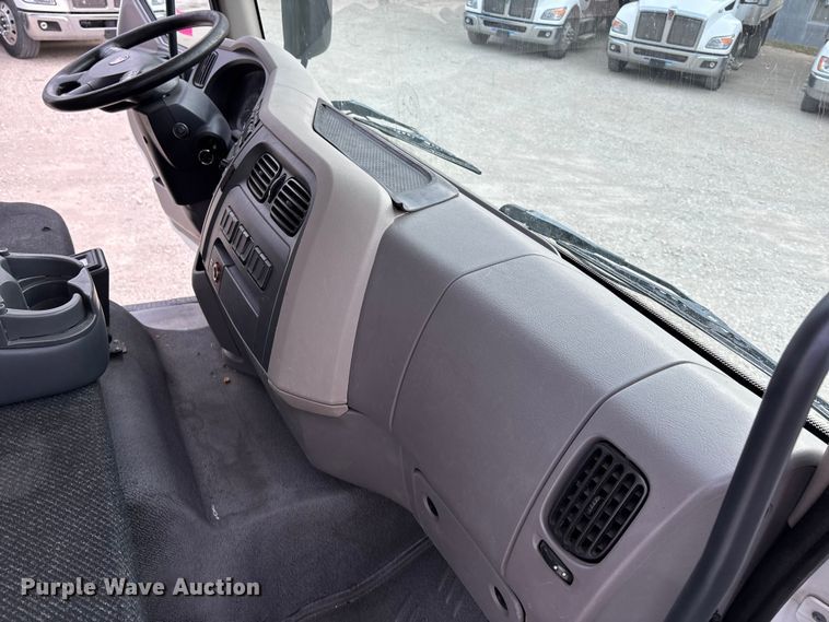 image for item EA4446 2015 Peterbilt 220 box truck