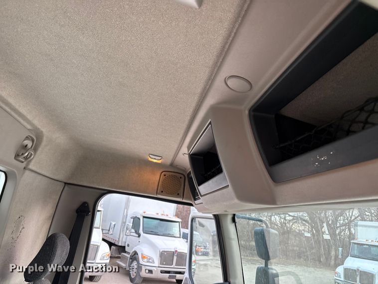 image for item EA4446 2015 Peterbilt 220 box truck