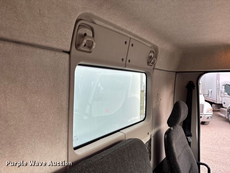 image for item EA4446 2015 Peterbilt 220 box truck