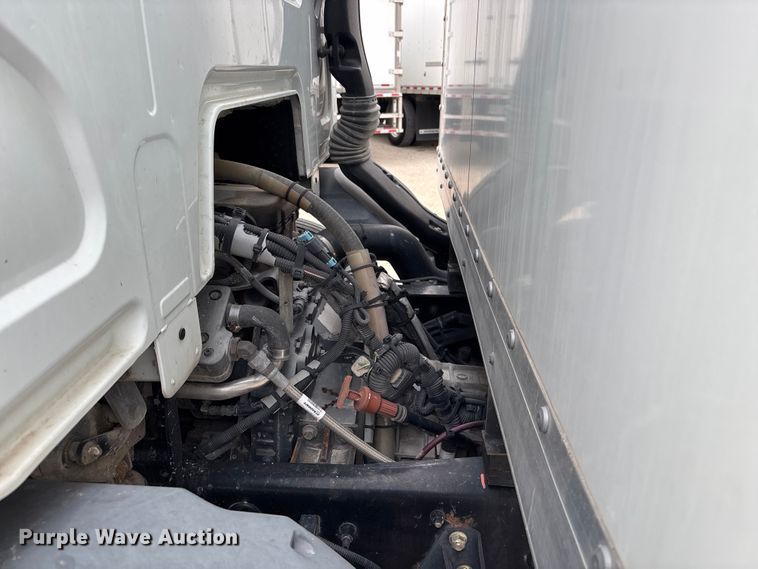 image for item EA4446 2015 Peterbilt 220 box truck