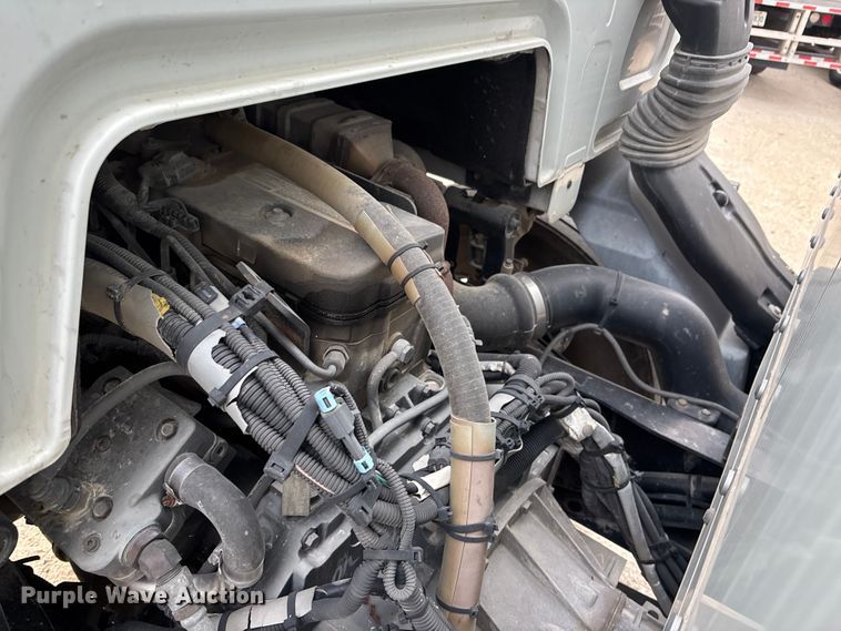 image for item EA4446 2015 Peterbilt 220 box truck