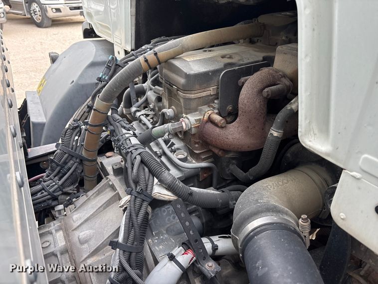 image for item EA4446 2015 Peterbilt 220 box truck