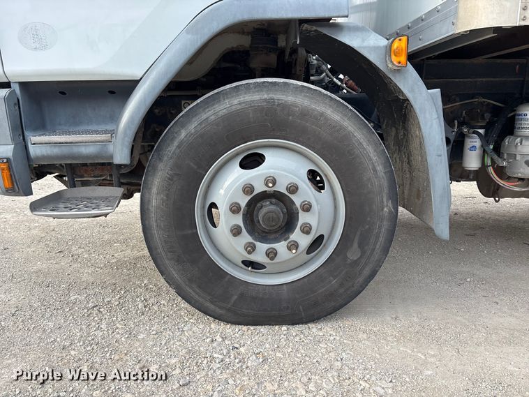 image for item EA4446 2015 Peterbilt 220 box truck