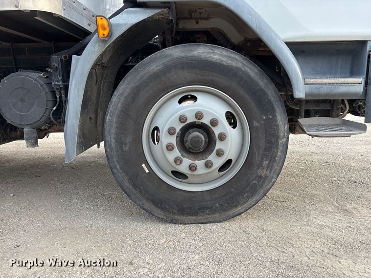 image for item EA4446 2015 Peterbilt 220 box truck