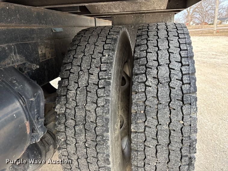 image for item EA4446 2015 Peterbilt 220 box truck