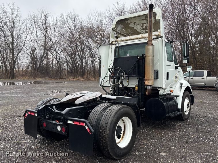 image for item EA4471 2007 International 8600 semi truck