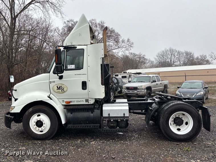 image for item EA4471 2007 International 8600 semi truck