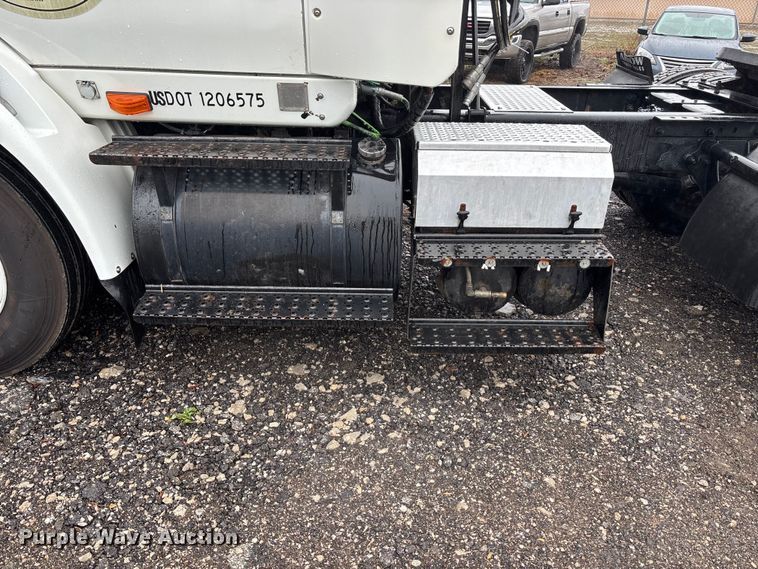 image for item EA4471 2007 International 8600 semi truck