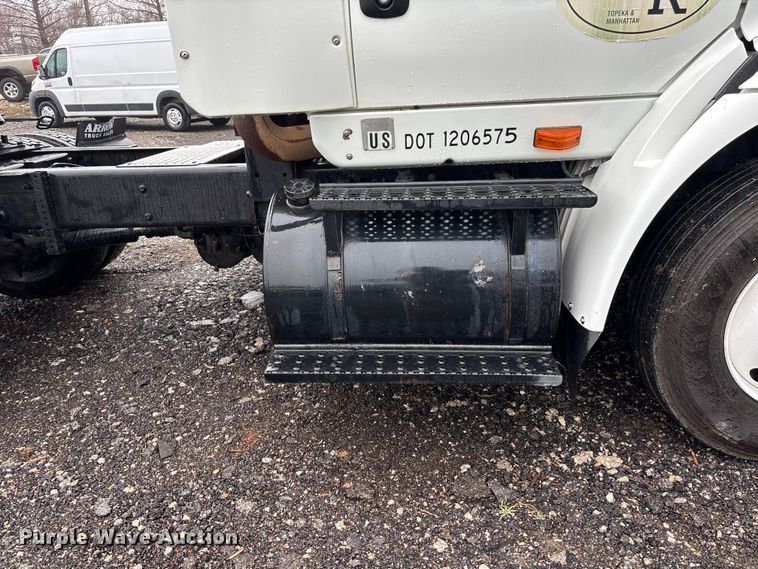 image for item EA4471 2007 International 8600 semi truck