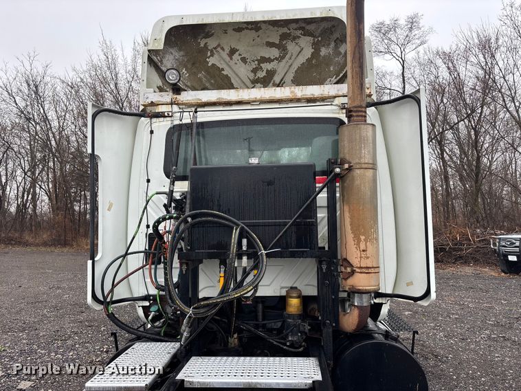 image for item EA4471 2007 International 8600 semi truck