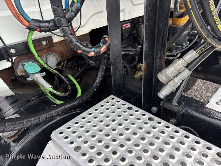 image for item EA4471 2007 International 8600 semi truck