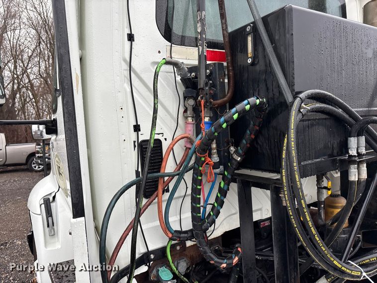 image for item EA4471 2007 International 8600 semi truck