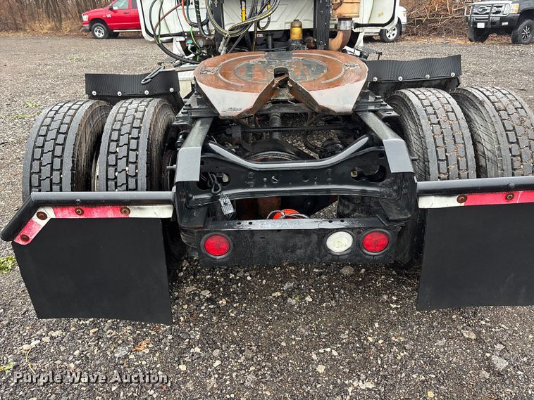 image for item EA4471 2007 International 8600 semi truck