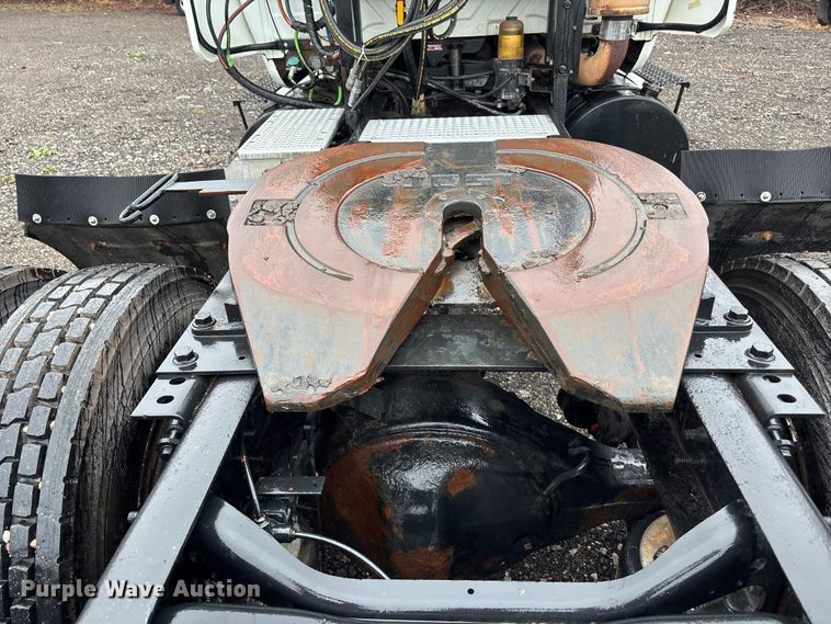 image for item EA4471 2007 International 8600 semi truck