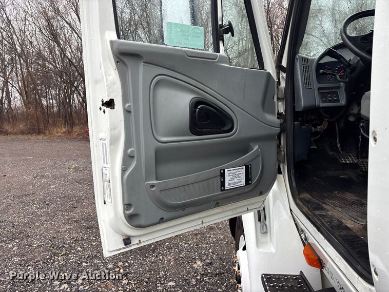 image for item EA4471 2007 International 8600 semi truck