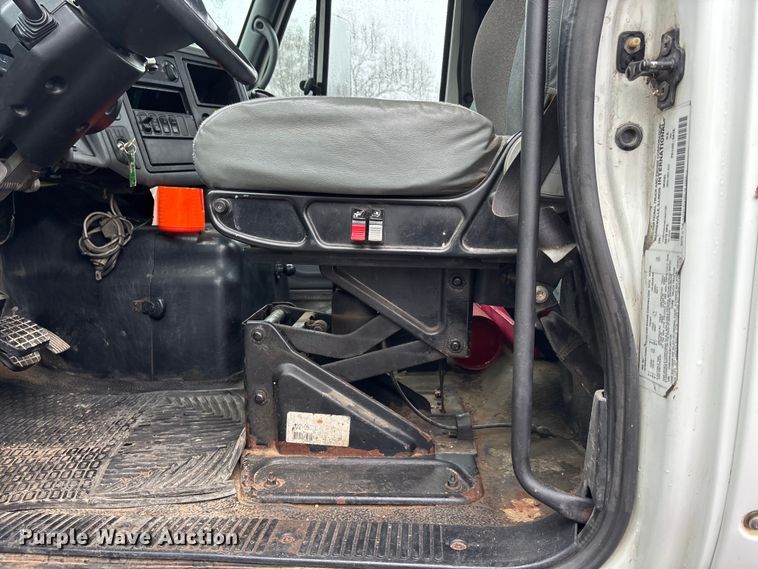 image for item EA4471 2007 International 8600 semi truck