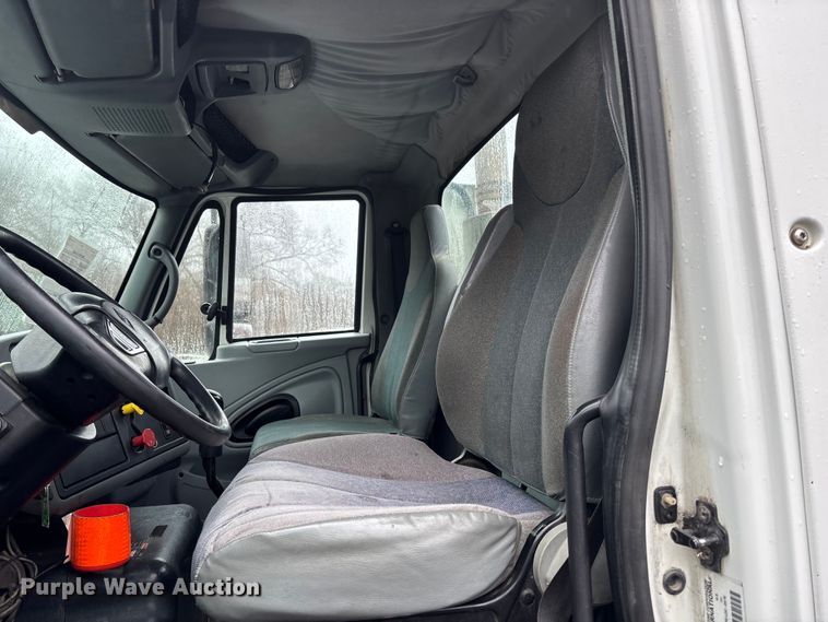 image for item EA4471 2007 International 8600 semi truck