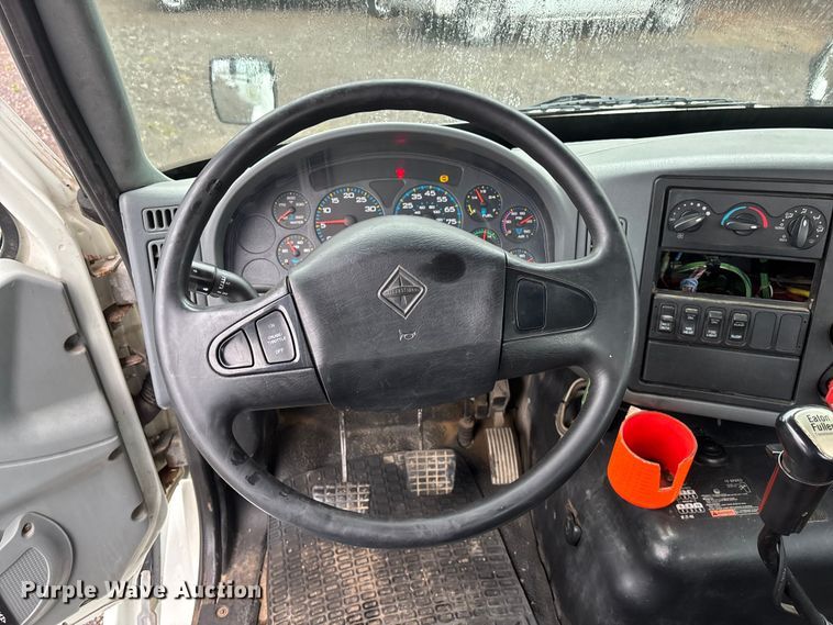 image for item EA4471 2007 International 8600 semi truck