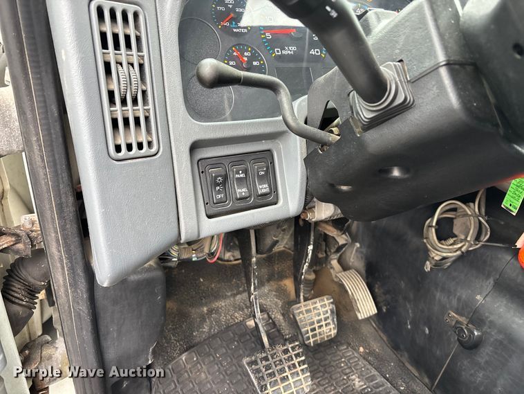 image for item EA4471 2007 International 8600 semi truck