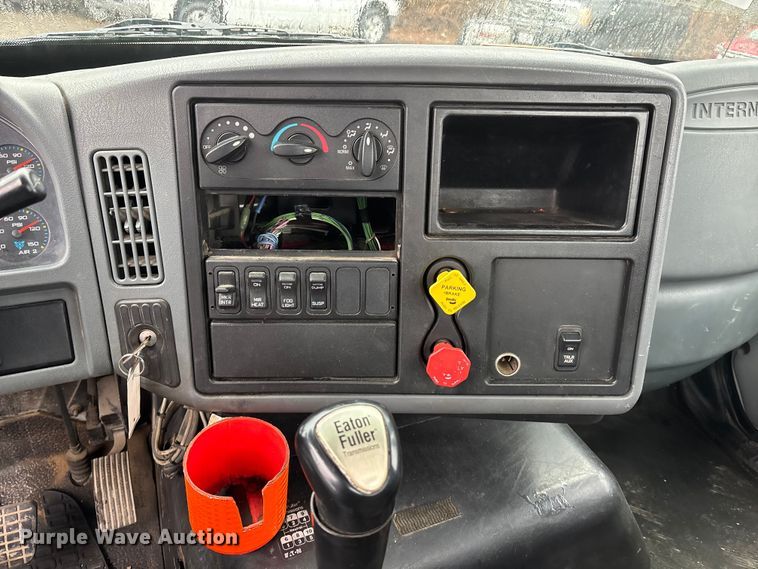 image for item EA4471 2007 International 8600 semi truck