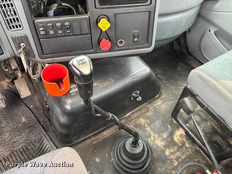 image for item EA4471 2007 International 8600 semi truck