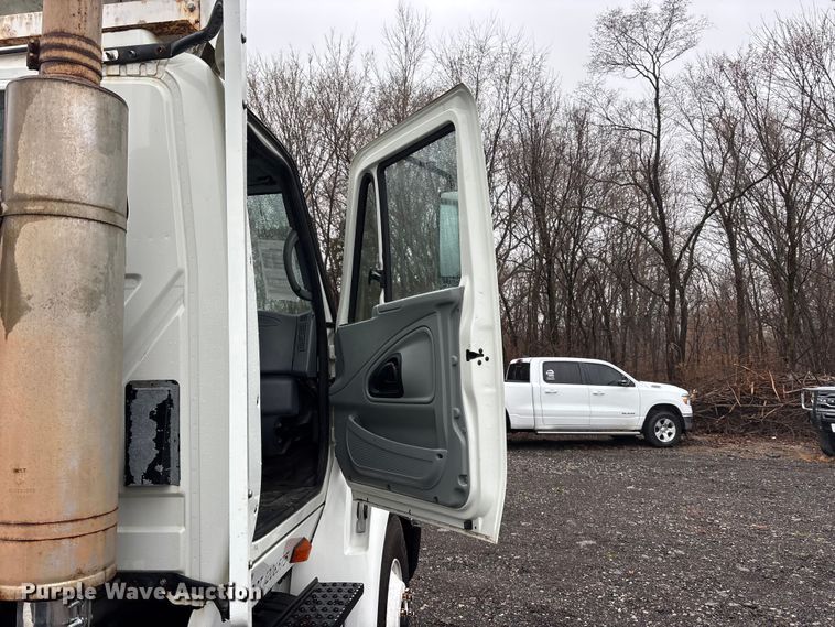 image for item EA4471 2007 International 8600 semi truck