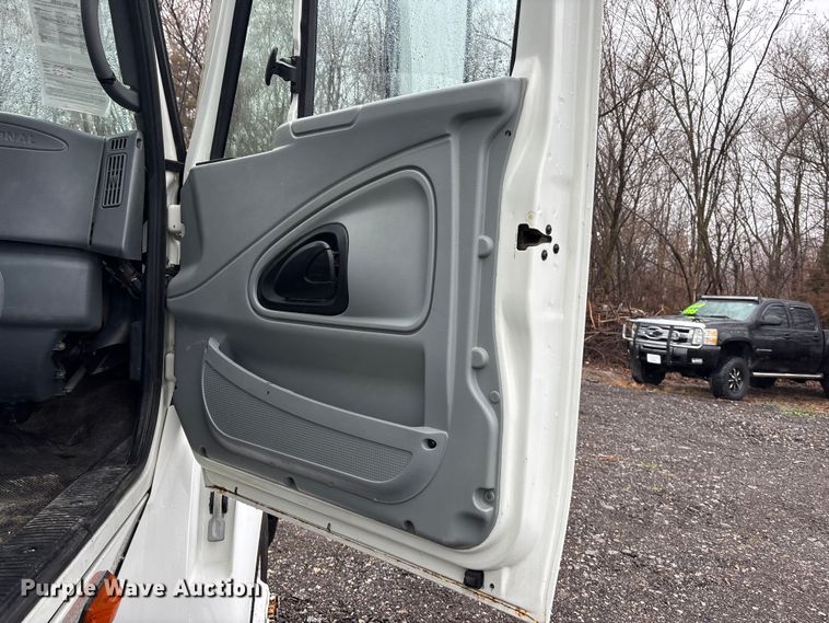 image for item EA4471 2007 International 8600 semi truck