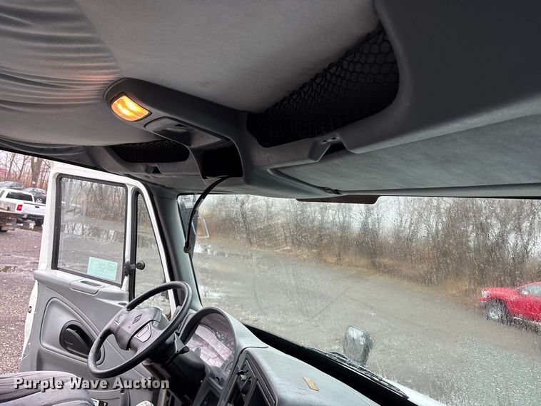 image for item EA4471 2007 International 8600 semi truck