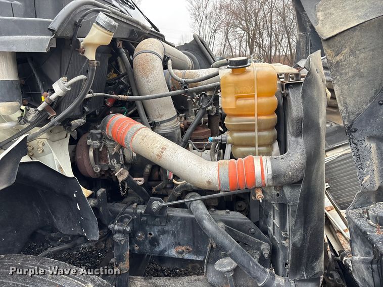 image for item EA4471 2007 International 8600 semi truck