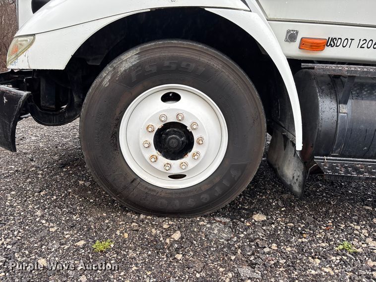 image for item EA4471 2007 International 8600 semi truck