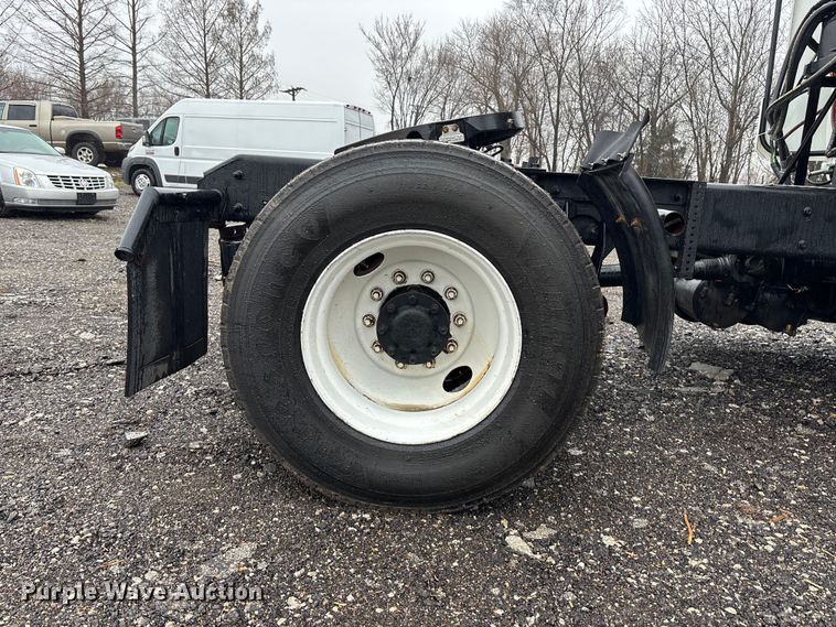 image for item EA4471 2007 International 8600 semi truck