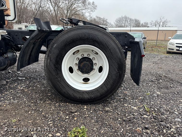 image for item EA4471 2007 International 8600 semi truck