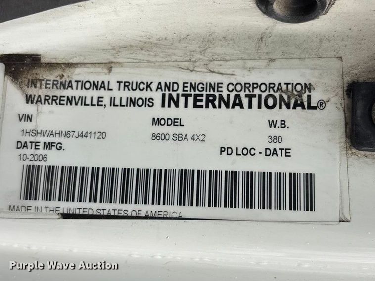 image for item EA4471 2007 International 8600 semi truck