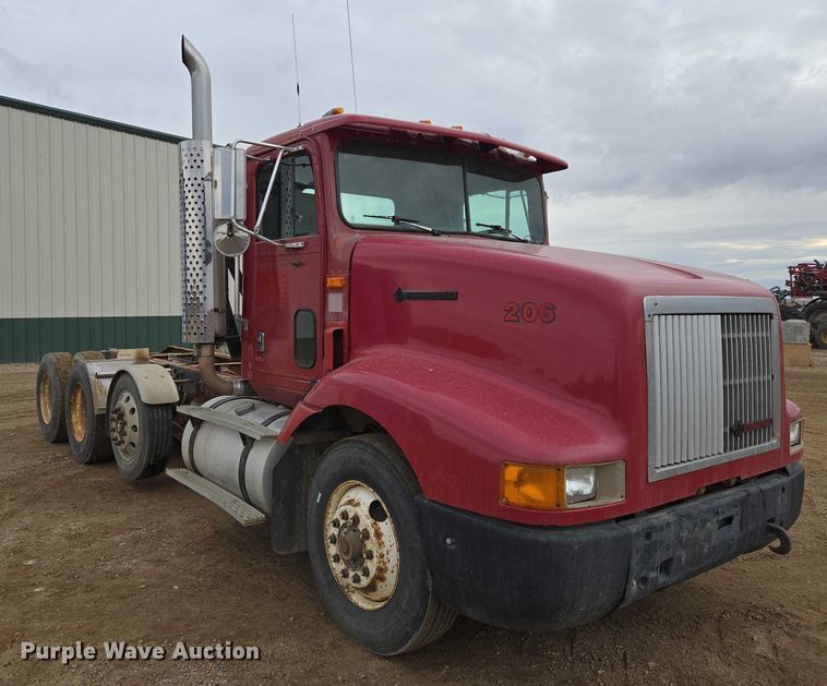 image for item EB1185 1994 International 9200 truck cab and chassis