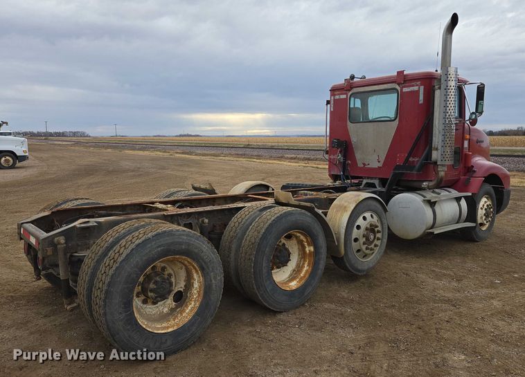 image for item EB1185 1994 International 9200 truck cab and chassis