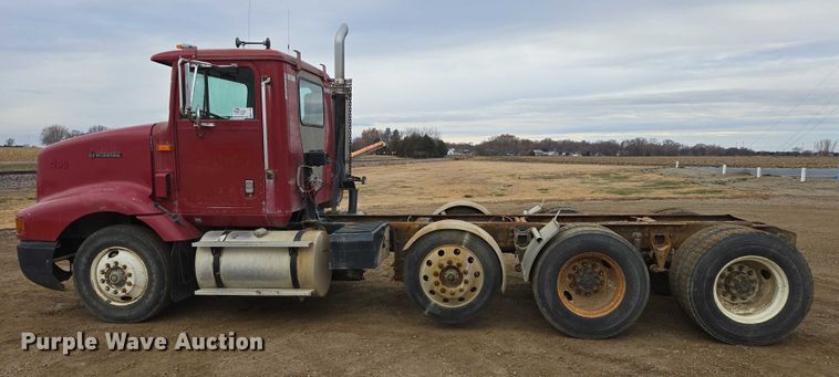 image for item EB1185 1994 International 9200 truck cab and chassis