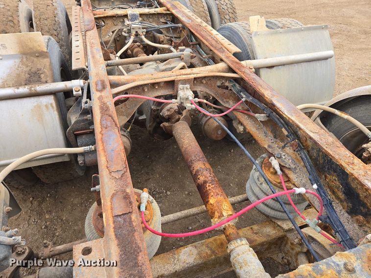 image for item EB1185 1994 International 9200 truck cab and chassis